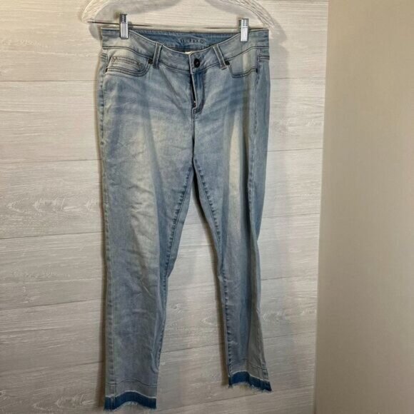 Maurices Women's Raw/ Frayed Hem Light Sandblasted‎ Wash Jeans - Picture 3 of 5